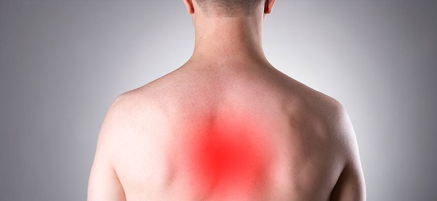 A dor é o principal síntoma da osteocondrose torácica