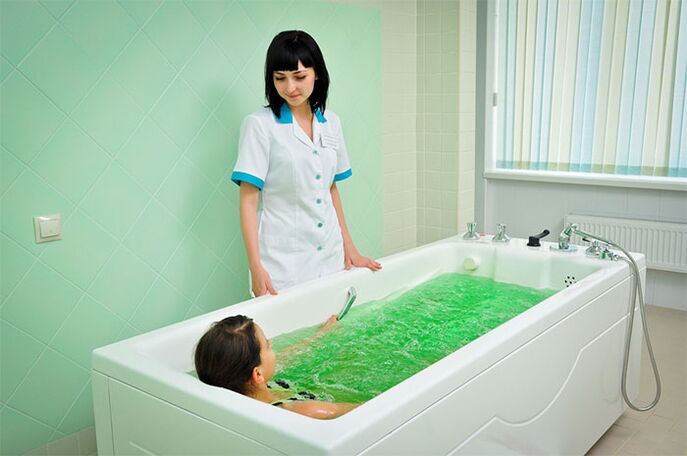 Un baño terapéutico é un método eficaz para tratar a artrose