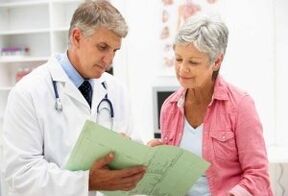Unha muller con artrite á cita dun médico para un médico